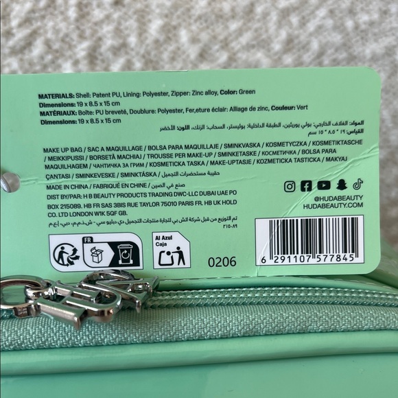 Huda Beauty Banana Bread Powder + Makeup Organizers - Picture 9 of 11